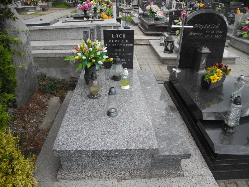 Grób Bertold Lach