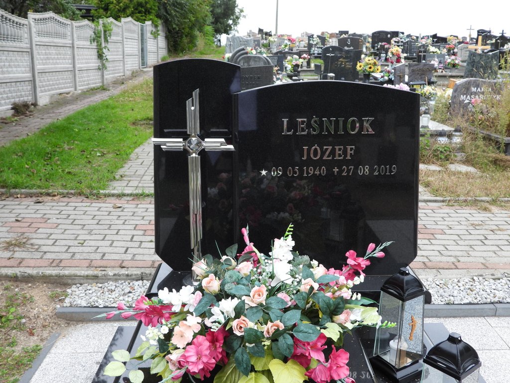 Grób Józef Leśniok